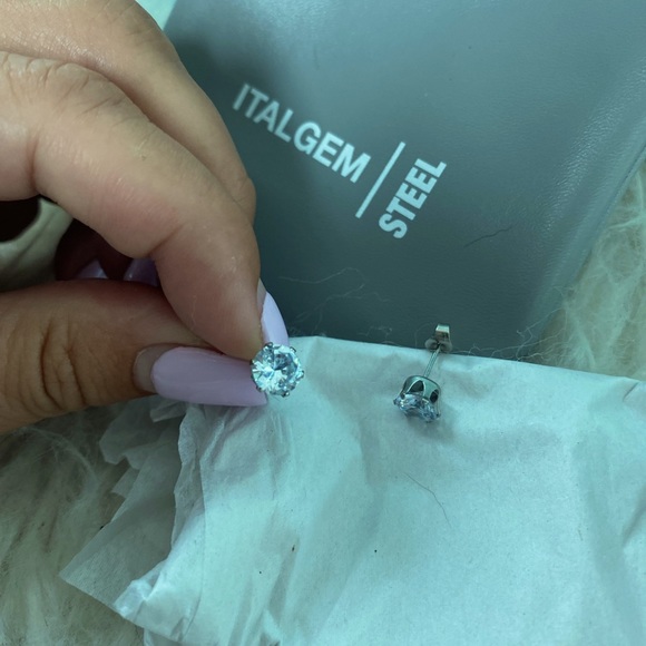 NWOT ITALGEM Cubic Zirconia Studs - Picture 5 of 5